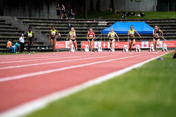 Keshia Beverly Kwadwo (LC Paderborn), Sarah Atcho (SUI), Sophia Junk (LG Rhein-Wied), Jennifer Montag (TSV Bayer 04 Leverkusen), Lilly Kaden (LG Olympia Dortmund), Salome Kora (SUI), Riccarda Dietsche (SUI) ueber 100m am 03.06.2022 waehrend der Sparkassen Gala in Regensburg